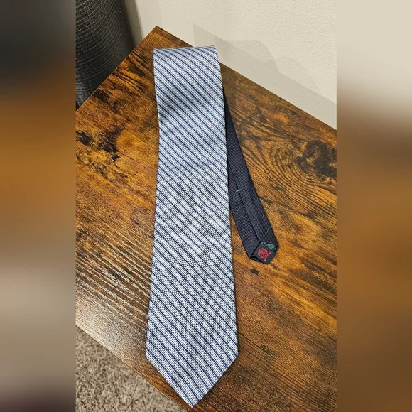 NWOT Tommy Hilfiger Men's 100% Silk Navy and White Diagonal Striped Tie - Picture 3 of 7